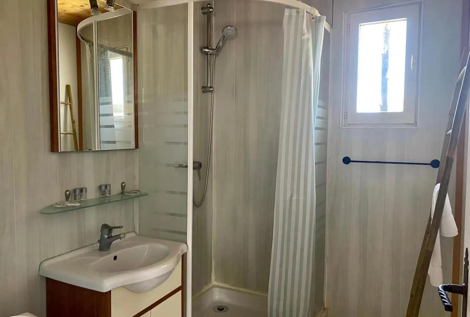 Holiday home Charmante Maison Provencale Avec Piscine Dans Avignon