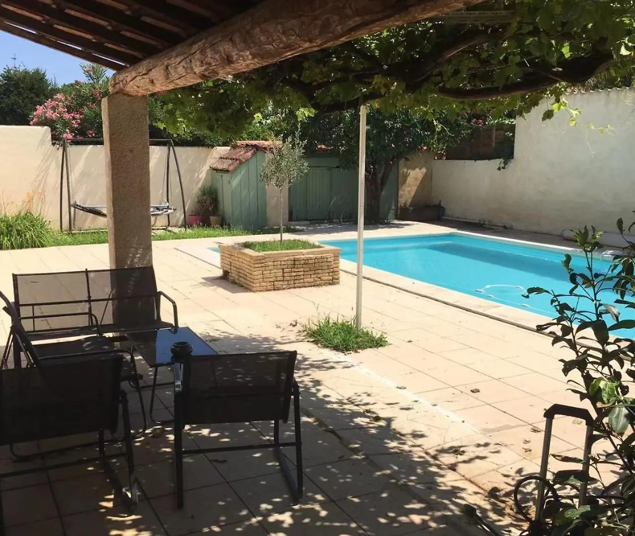Holiday home Charmante Maison Provencale Avec Piscine Dans Avignon